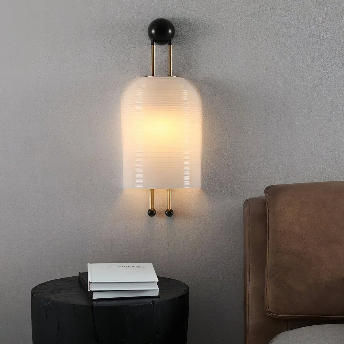 Bly aplique de pared con varillas doradas y pantalla de vidrio opalino