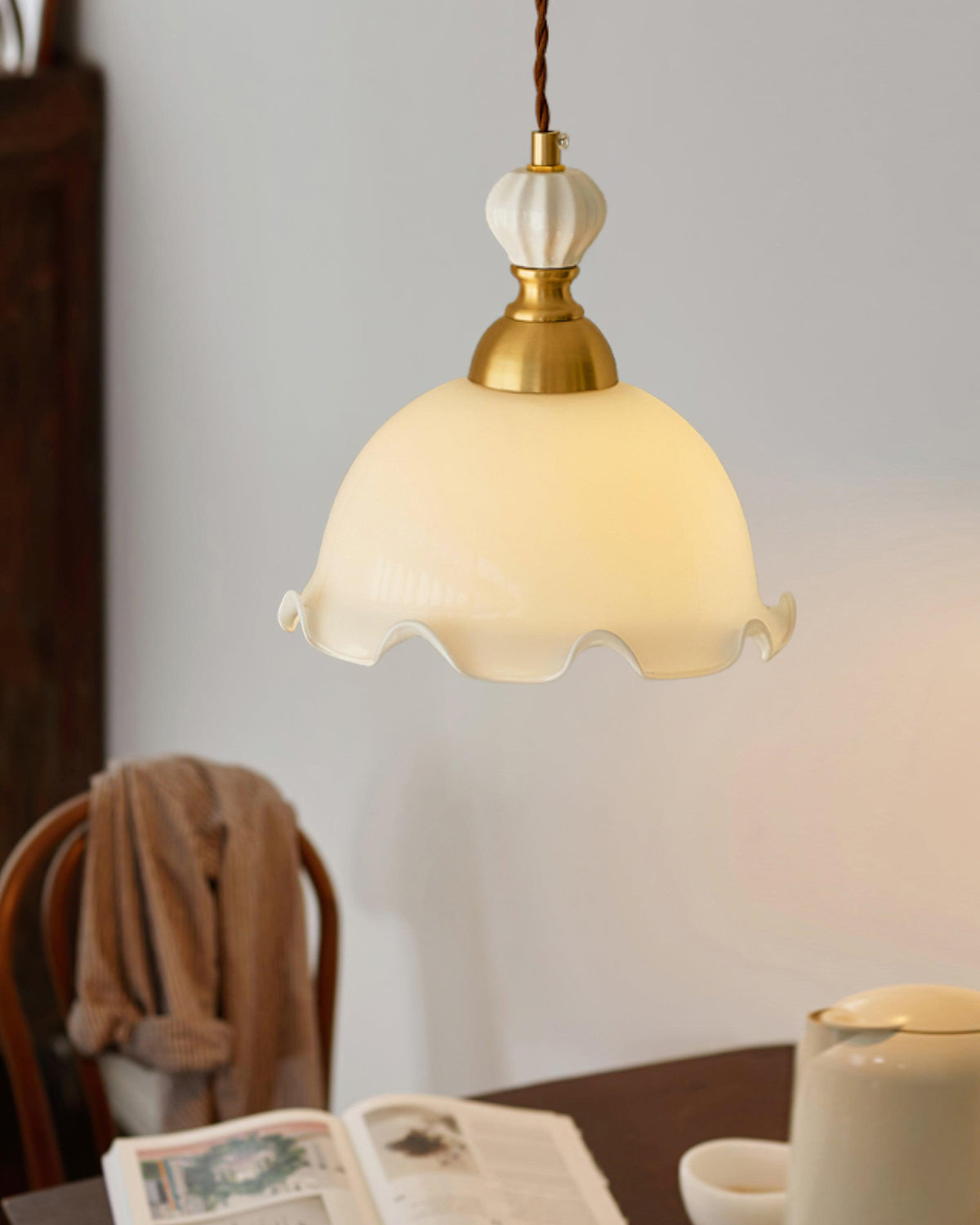 Lámpara colgante de vidrio con borde ondulado, brillo suave, estilo vintage y romántico