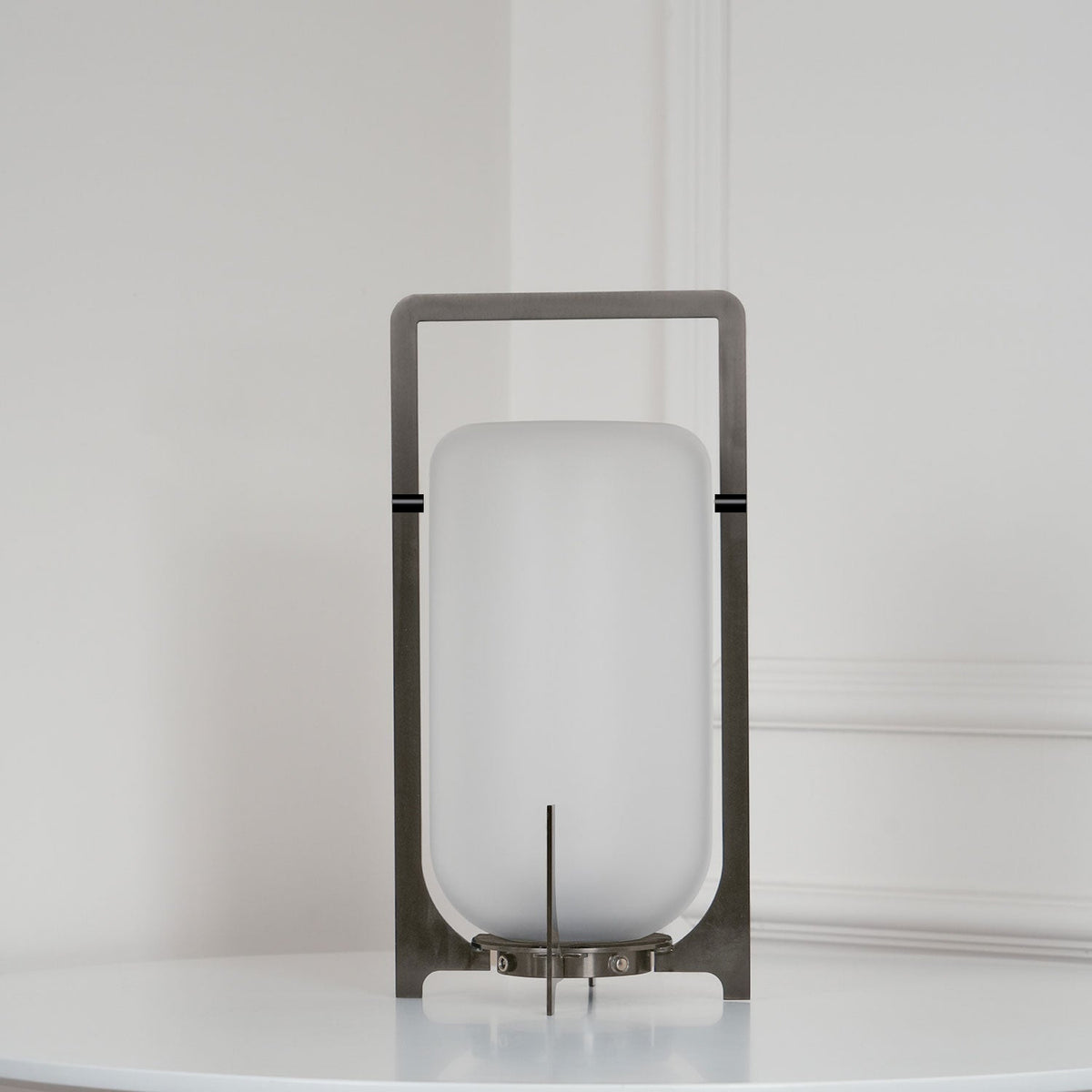 Orinenelle lámpara de mesa minimalista en acero y plástico