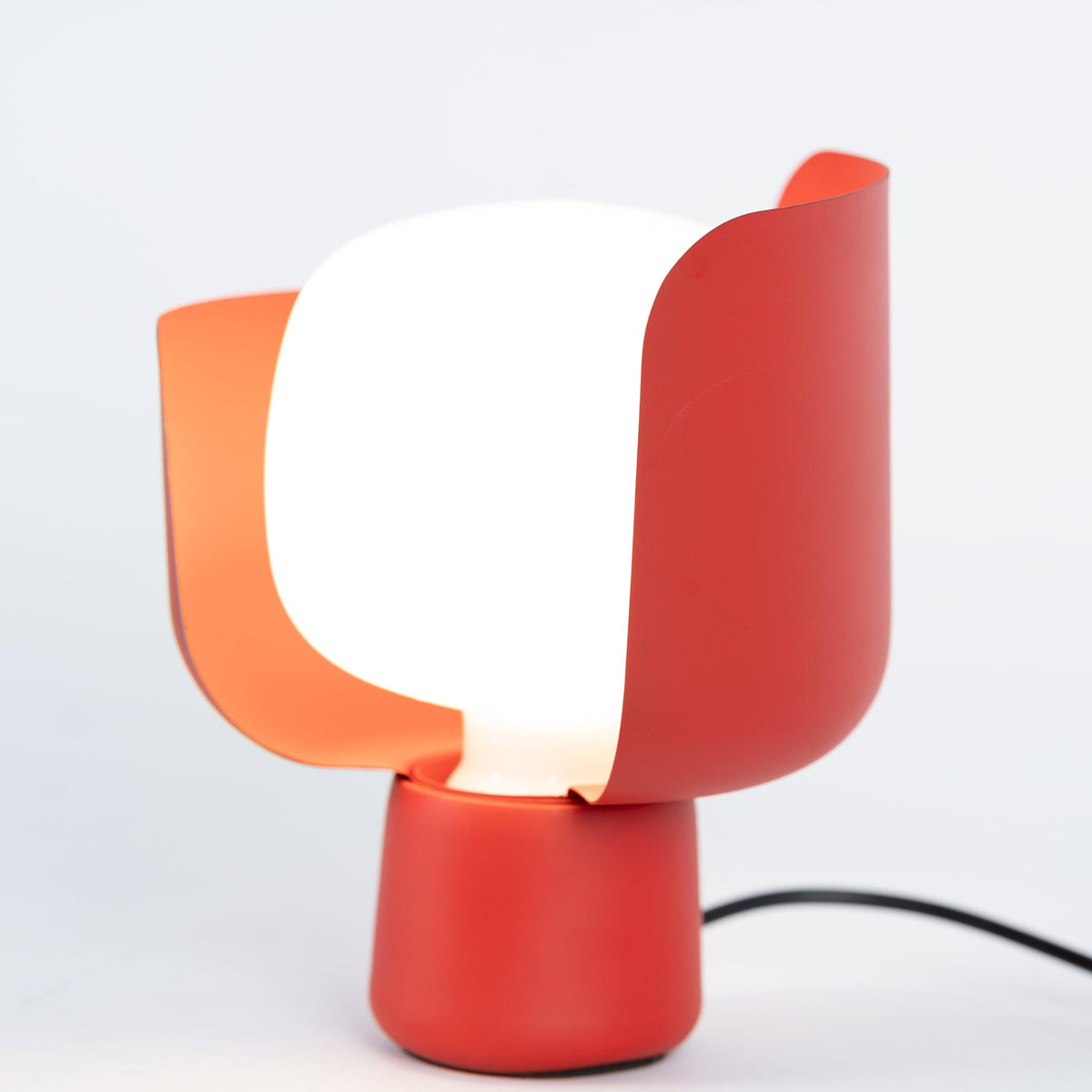 Zuri lámpara de mesa minimalista de plástico