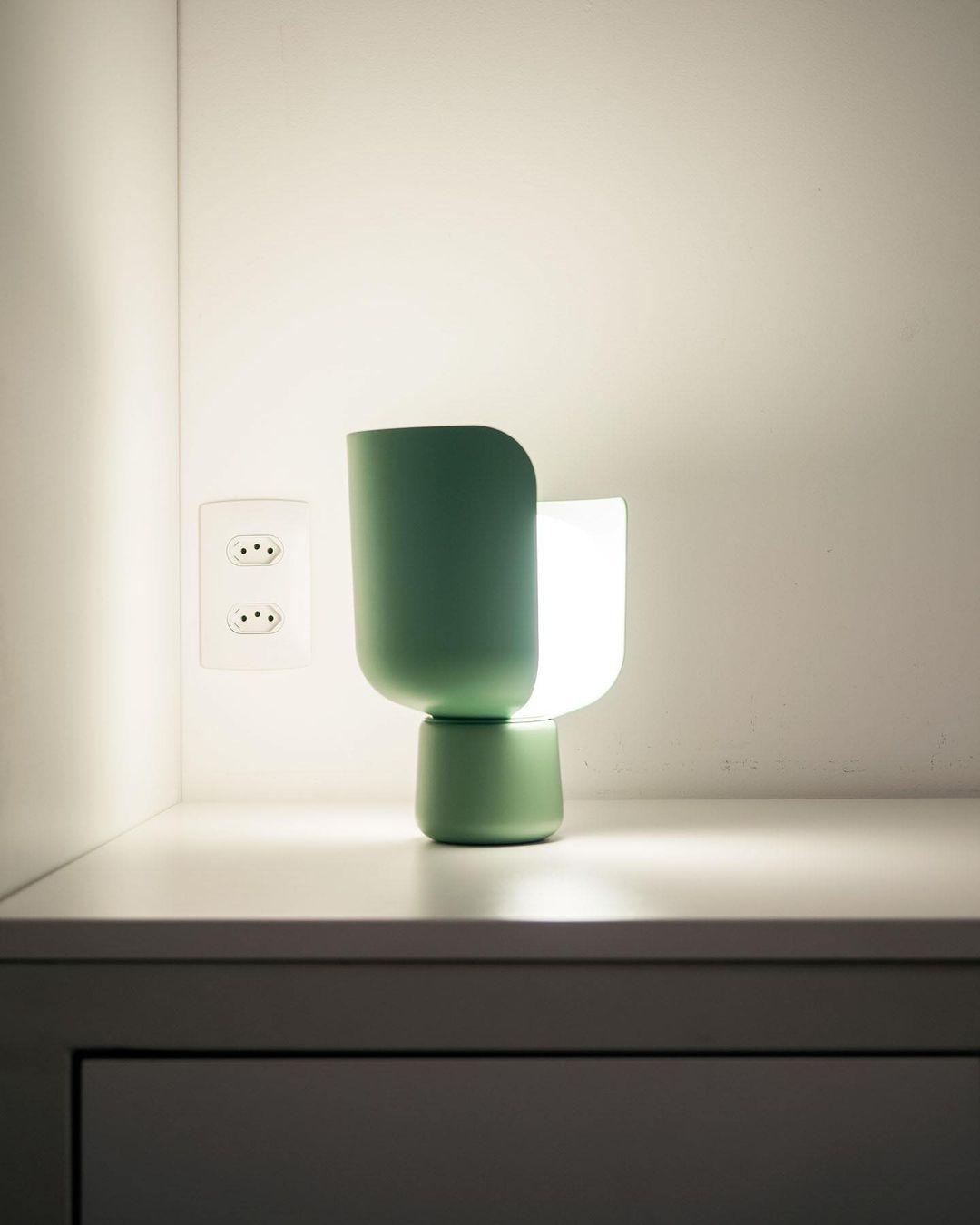 Zuri lámpara de mesa minimalista de plástico