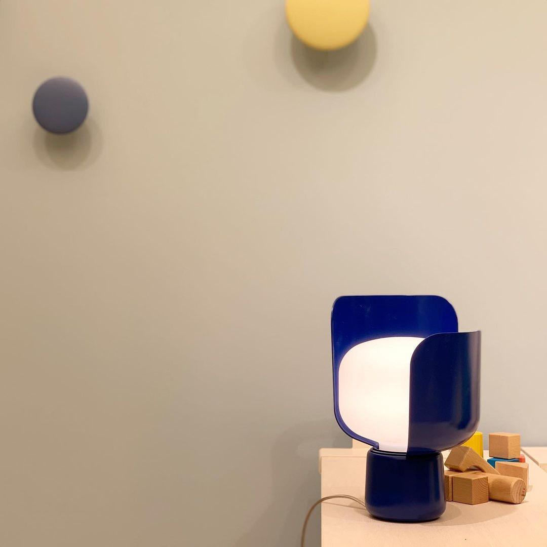 Zuri lámpara de mesa minimalista de plástico