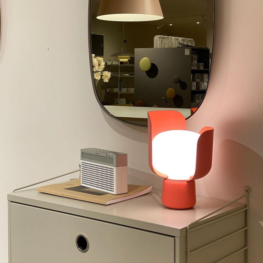 Zuri lámpara de mesa minimalista de plástico