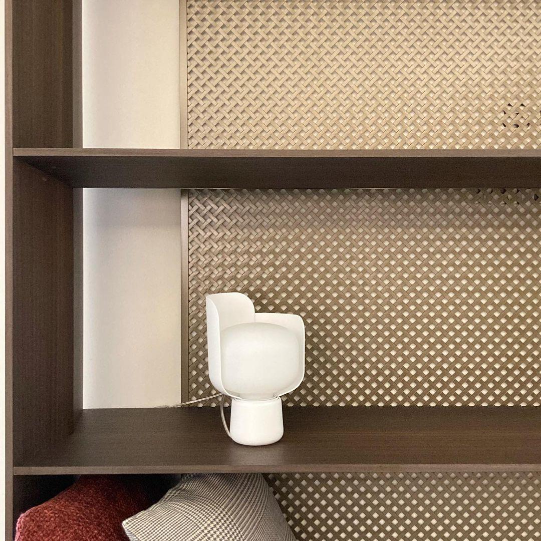 Zuri lámpara de mesa minimalista de plástico