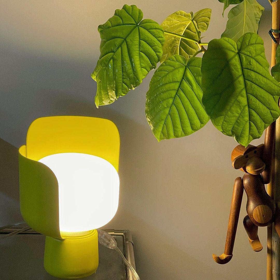 Zuri lámpara de mesa minimalista de plástico