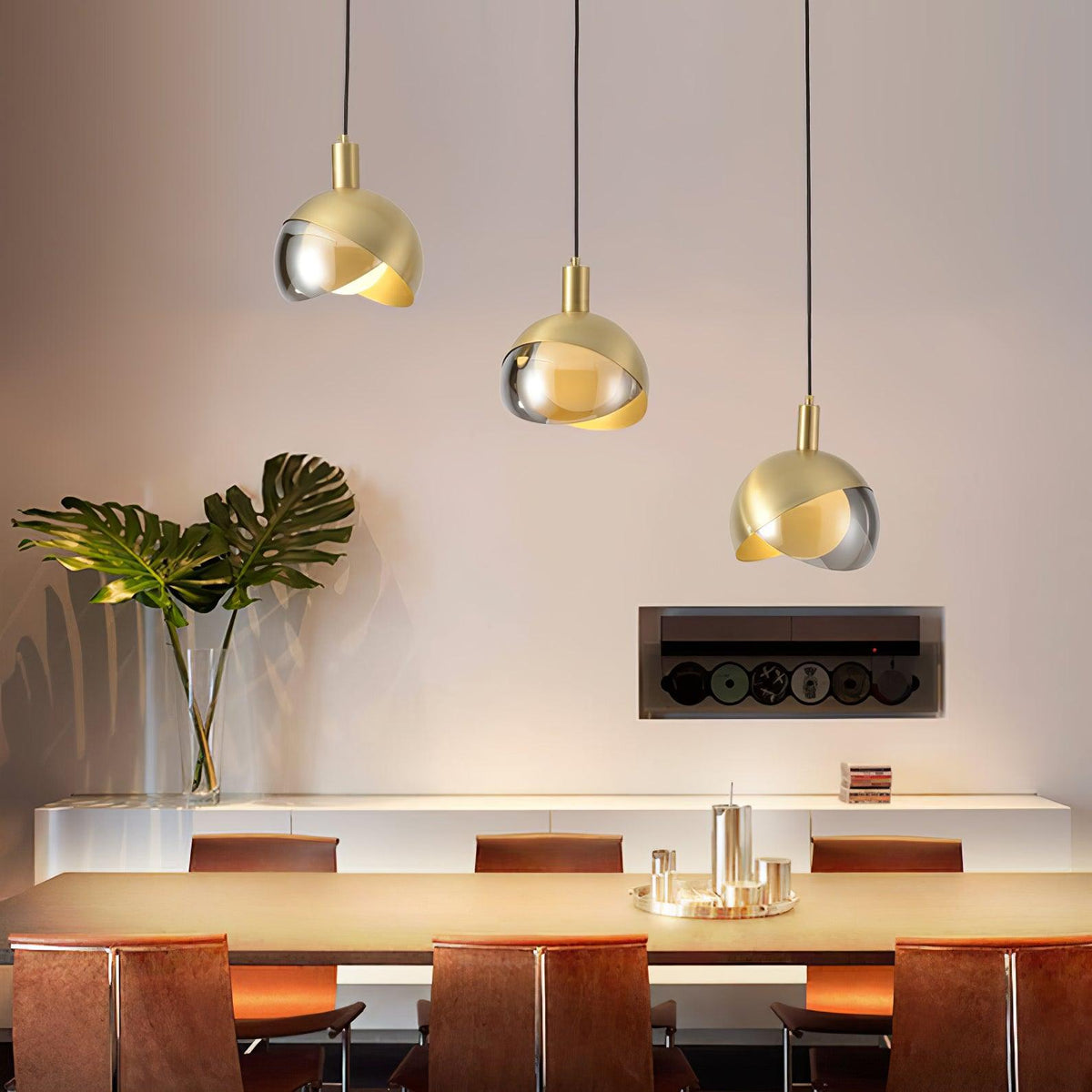 Noveny lámpara colgante de latón con vidrio en forma de media esfera, estilo mid-century