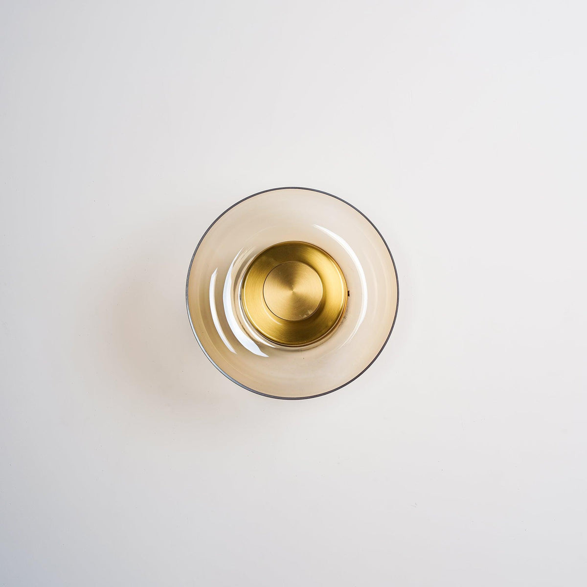 Aether aplique de pared de latón con pantalla de vidrio