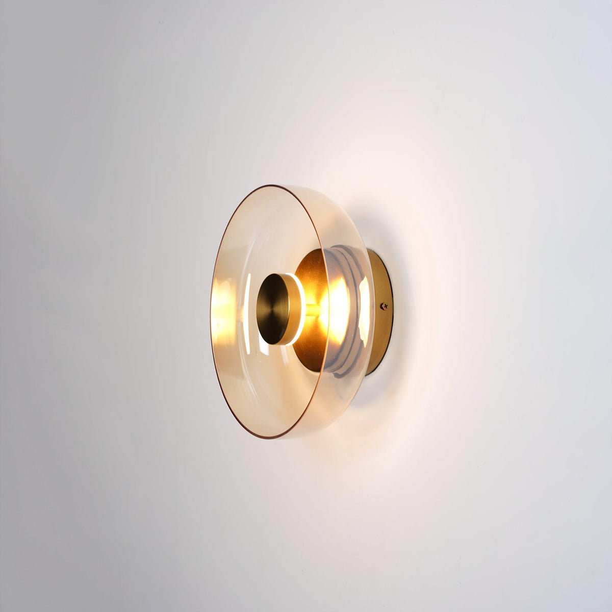 Aether aplique de pared de latón con pantalla de vidrio