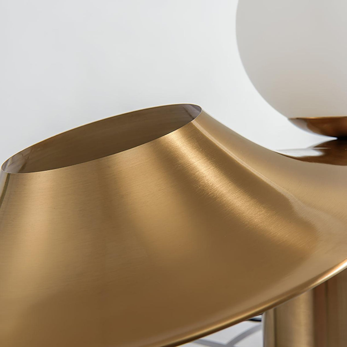 Italon lámpara de mesa Luxe en latón para escritorio