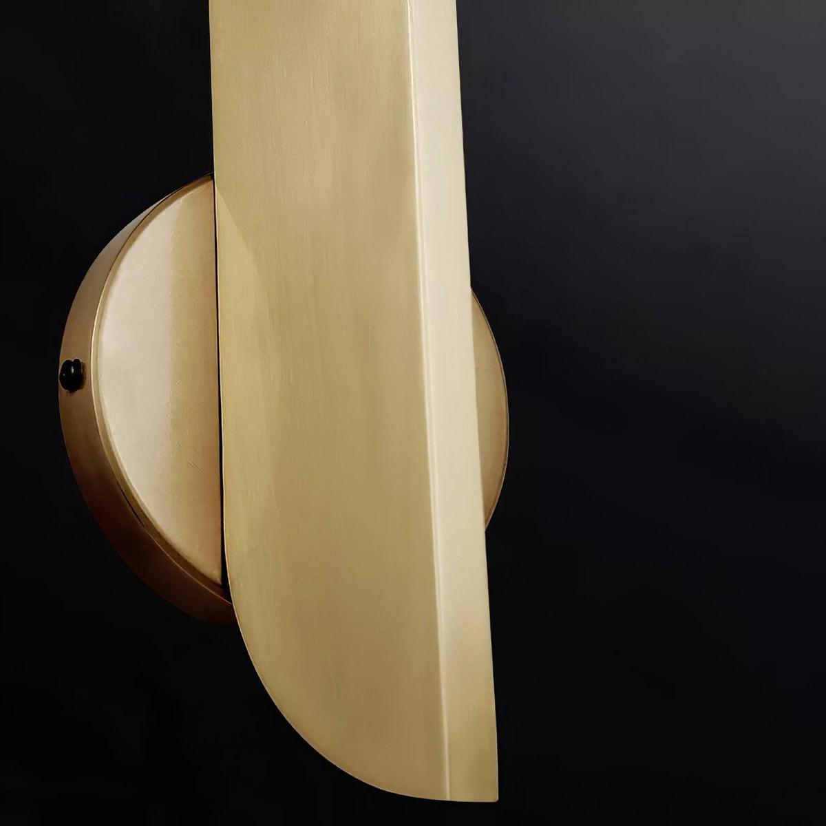 Liorarelle aplique de pared con esfera de vidrio y cuerpo escultórico delgado