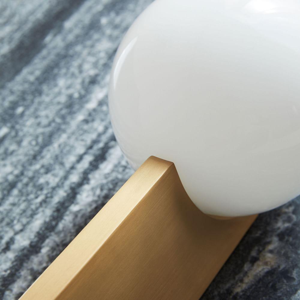 Liorarelle aplique de pared con esfera de vidrio y cuerpo escultórico delgado