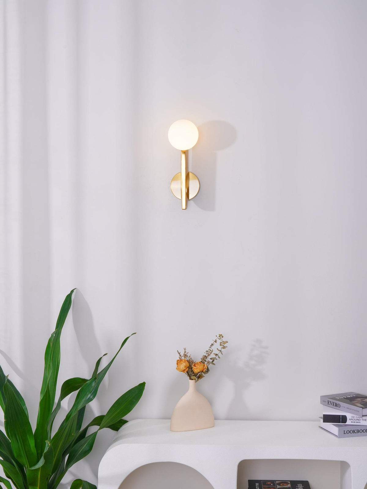 Liorarelle aplique de pared con esfera de vidrio y cuerpo escultórico delgado