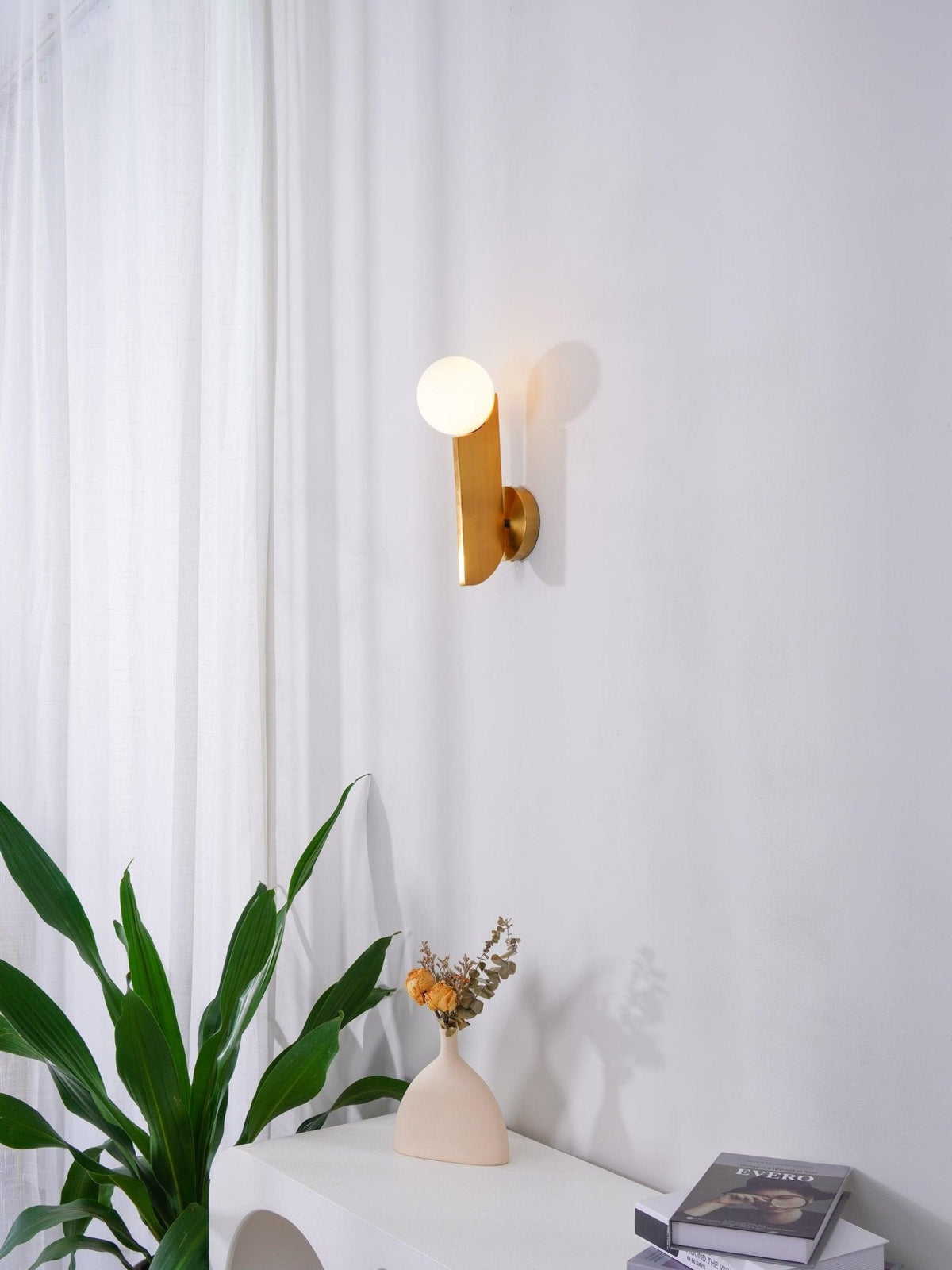 Liorarelle aplique de pared con esfera de vidrio y cuerpo escultórico delgado