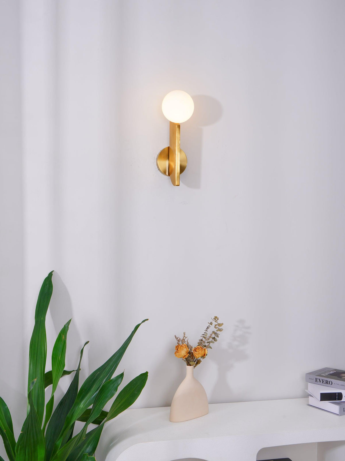 Liorarelle aplique de pared con esfera de vidrio y cuerpo escultórico delgado