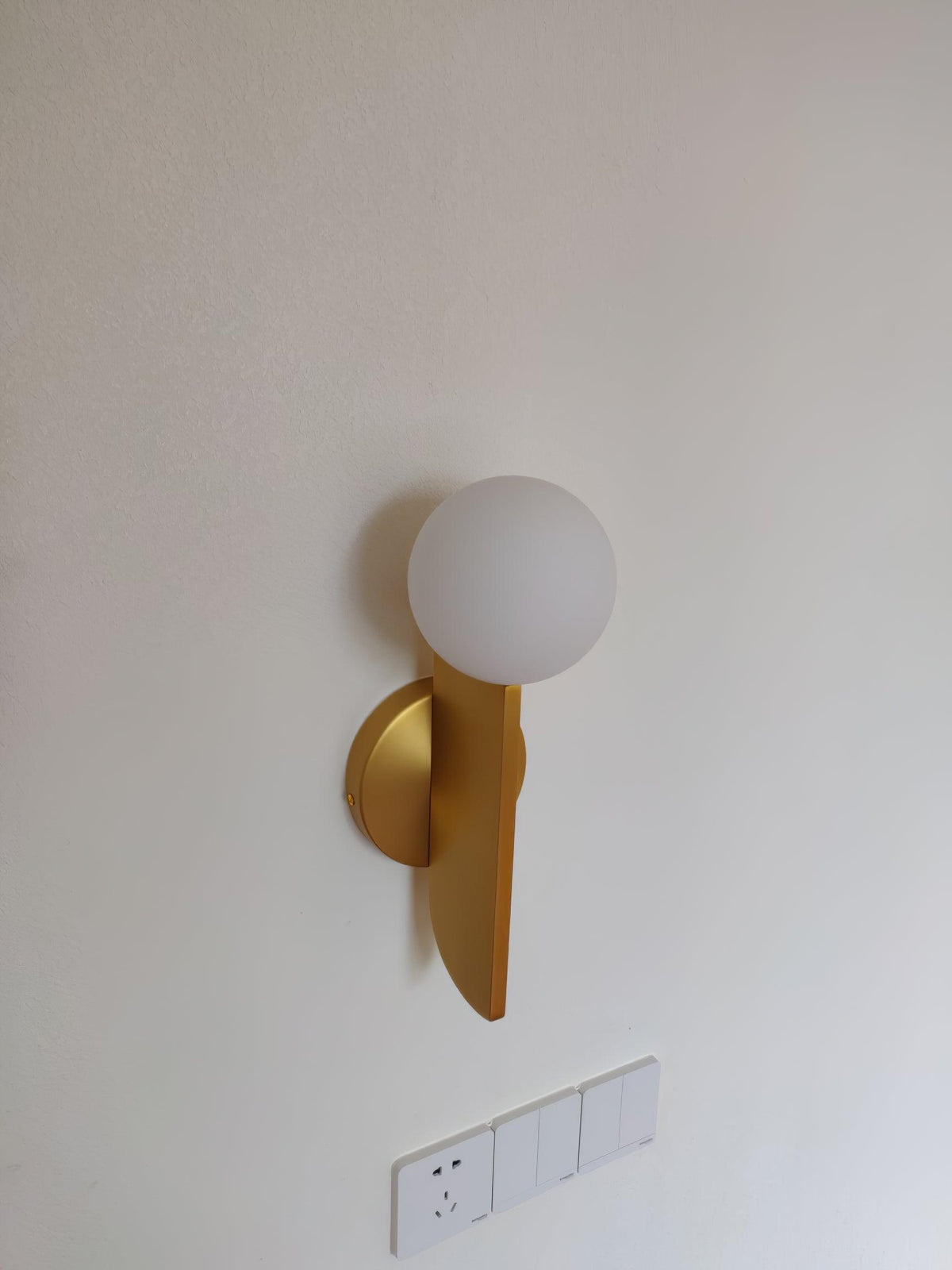 Liorarelle aplique de pared con esfera de vidrio y cuerpo escultórico delgado