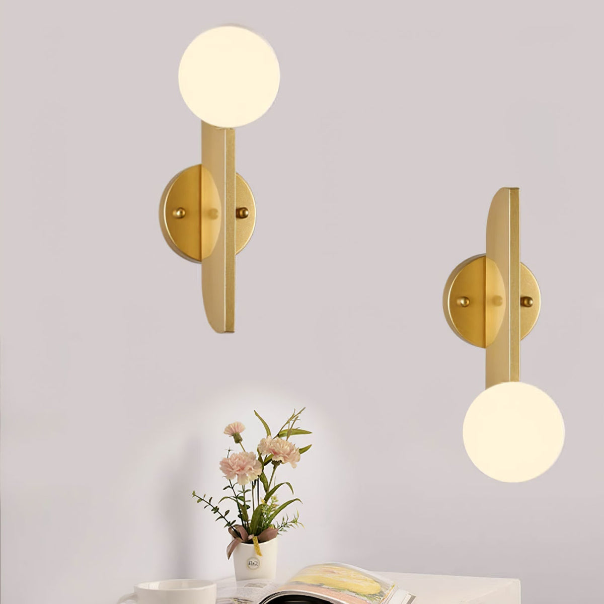 Liorarelle aplique de pared con esfera de vidrio y cuerpo escultórico delgado
