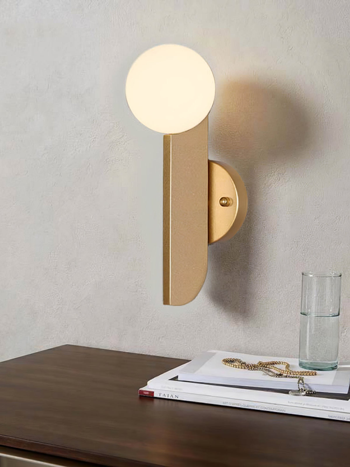 Liorarelle aplique de pared con esfera de vidrio y cuerpo escultórico delgado