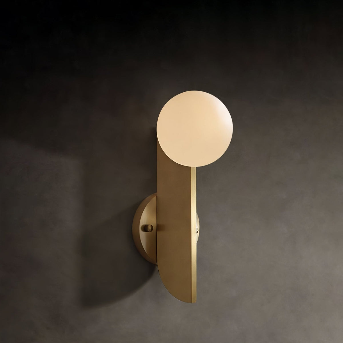 Liorarelle aplique de pared con esfera de vidrio y cuerpo escultórico delgado
