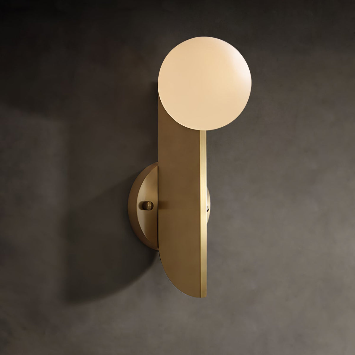 Liorarelle aplique de pared con esfera de vidrio y cuerpo escultórico delgado