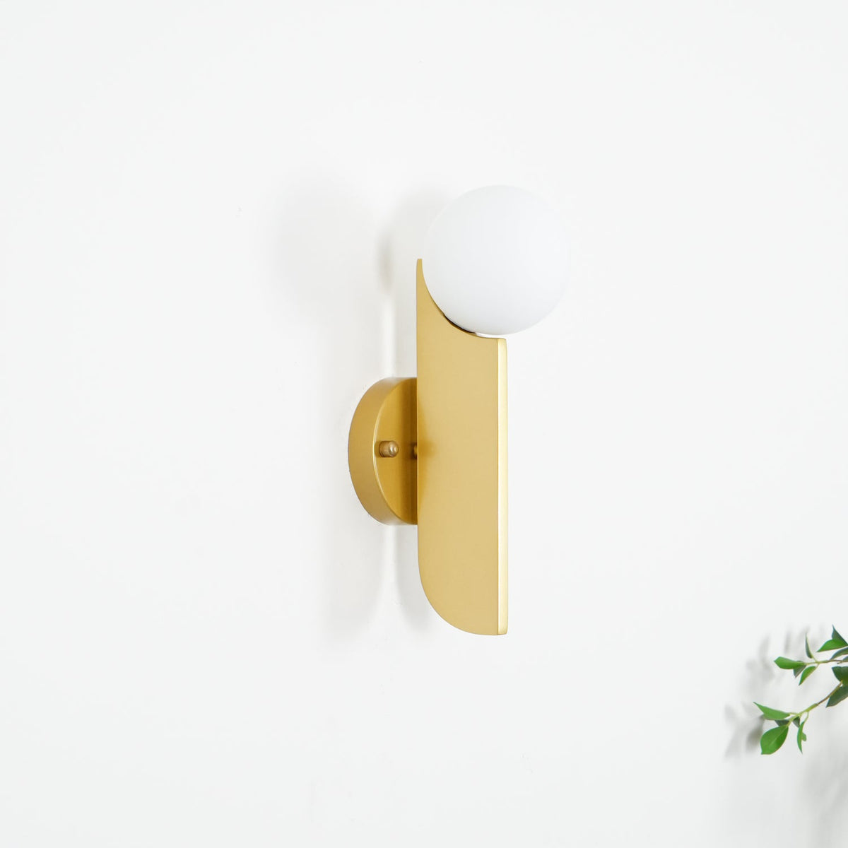 Liorarelle aplique de pared con esfera de vidrio y cuerpo escultórico delgado