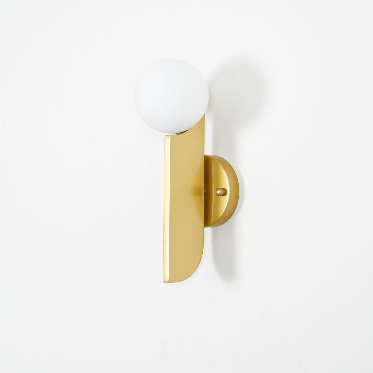 Liorarelle aplique de pared con esfera de vidrio y cuerpo escultórico delgado