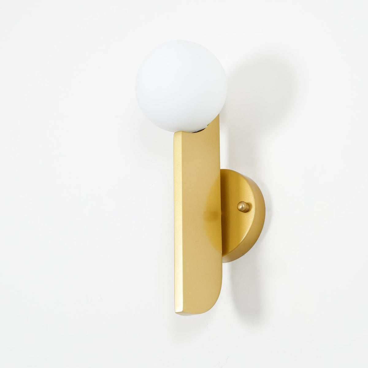 Liorarelle aplique de pared con esfera de vidrio y cuerpo escultórico delgado