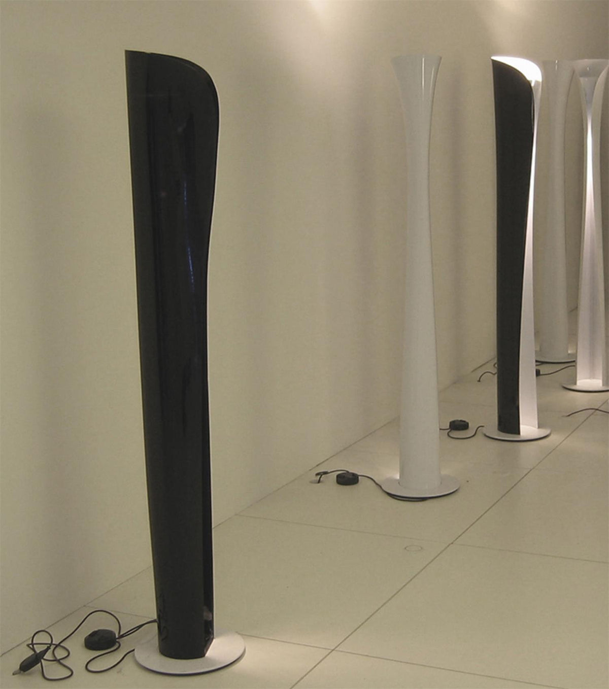Cirvel lámpara de pie futurista de aluminio