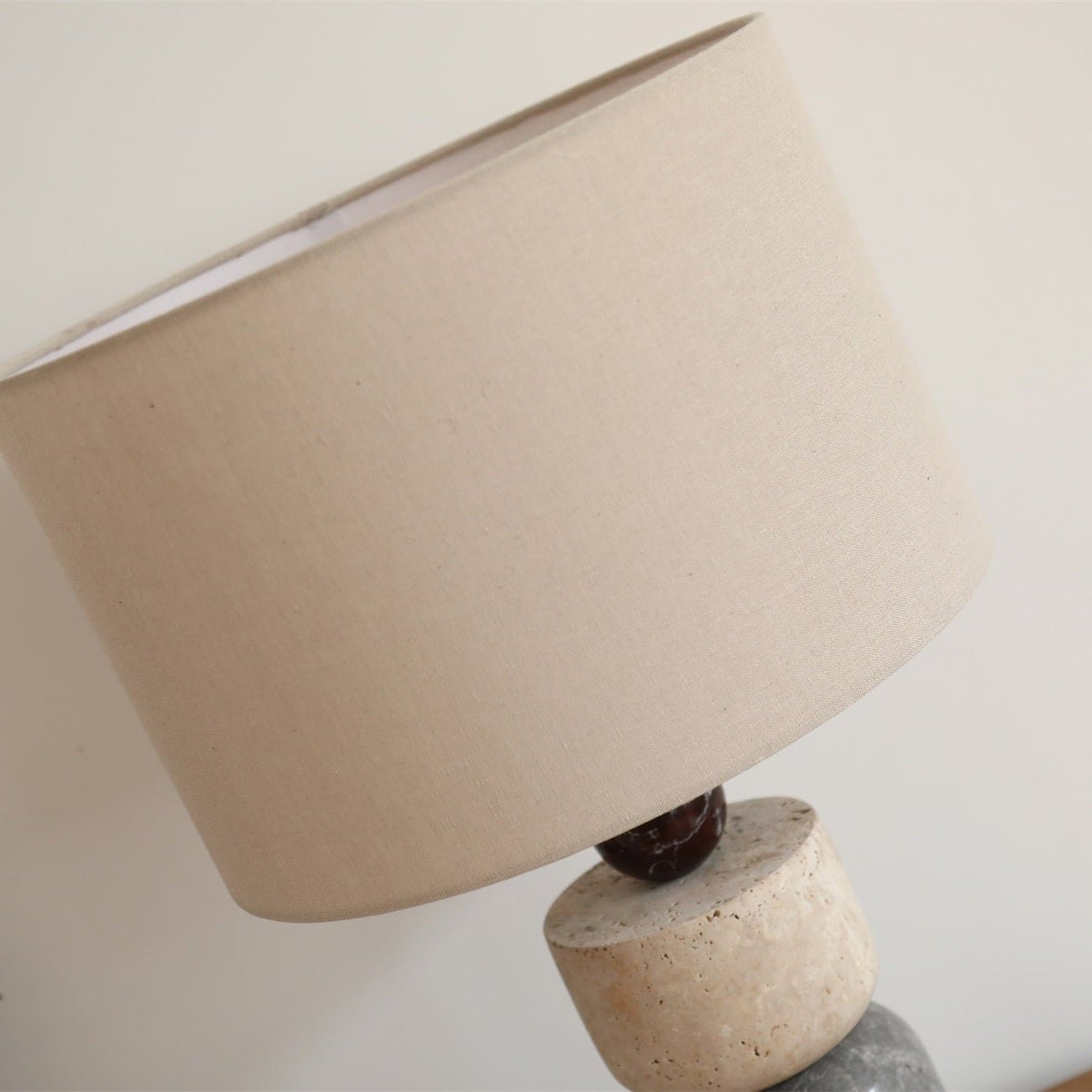 Orelisise lámpara de mesa