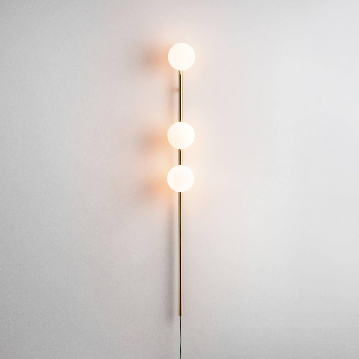 Ultheia aplique de pared moderno minimalista de vidrio bolas esferizadas