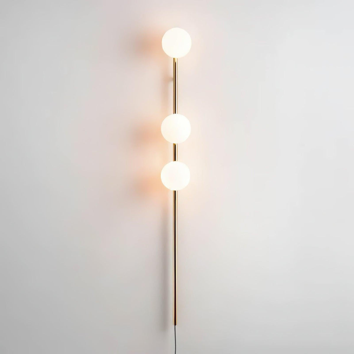 Ultheia aplique de pared moderno minimalista de vidrio bolas esferizadas