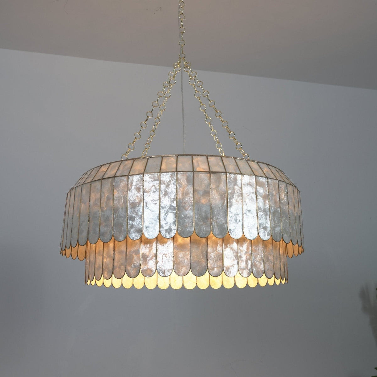 Holz dorado Shell Metal Aurelia lámpara de araña