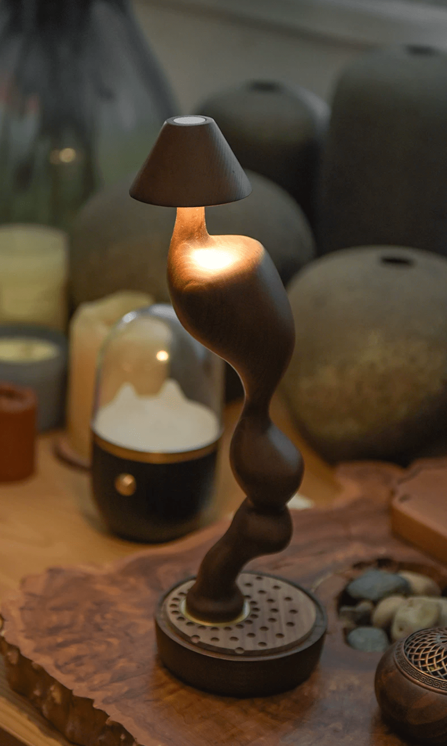 Carved lámpara de mesa sin cable de madera tallada