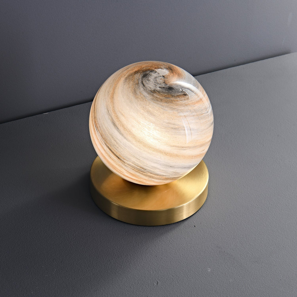 Casuelle lámpara de mesa contemporánea en latón