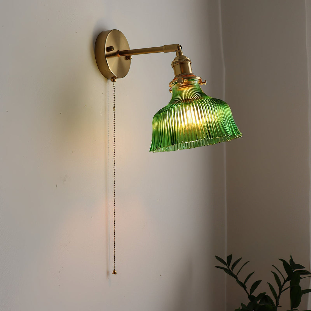 Rilo aplique de pared de latón con pantalla de vidrio verde/transparente y cadena de extracción