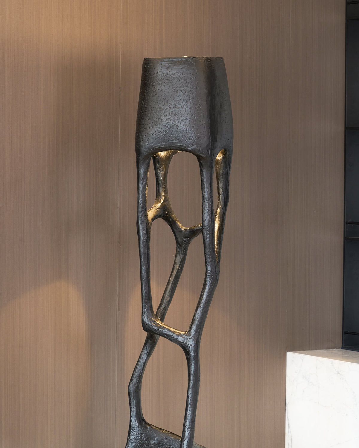 Caelith lámpara de pie escultura gótica