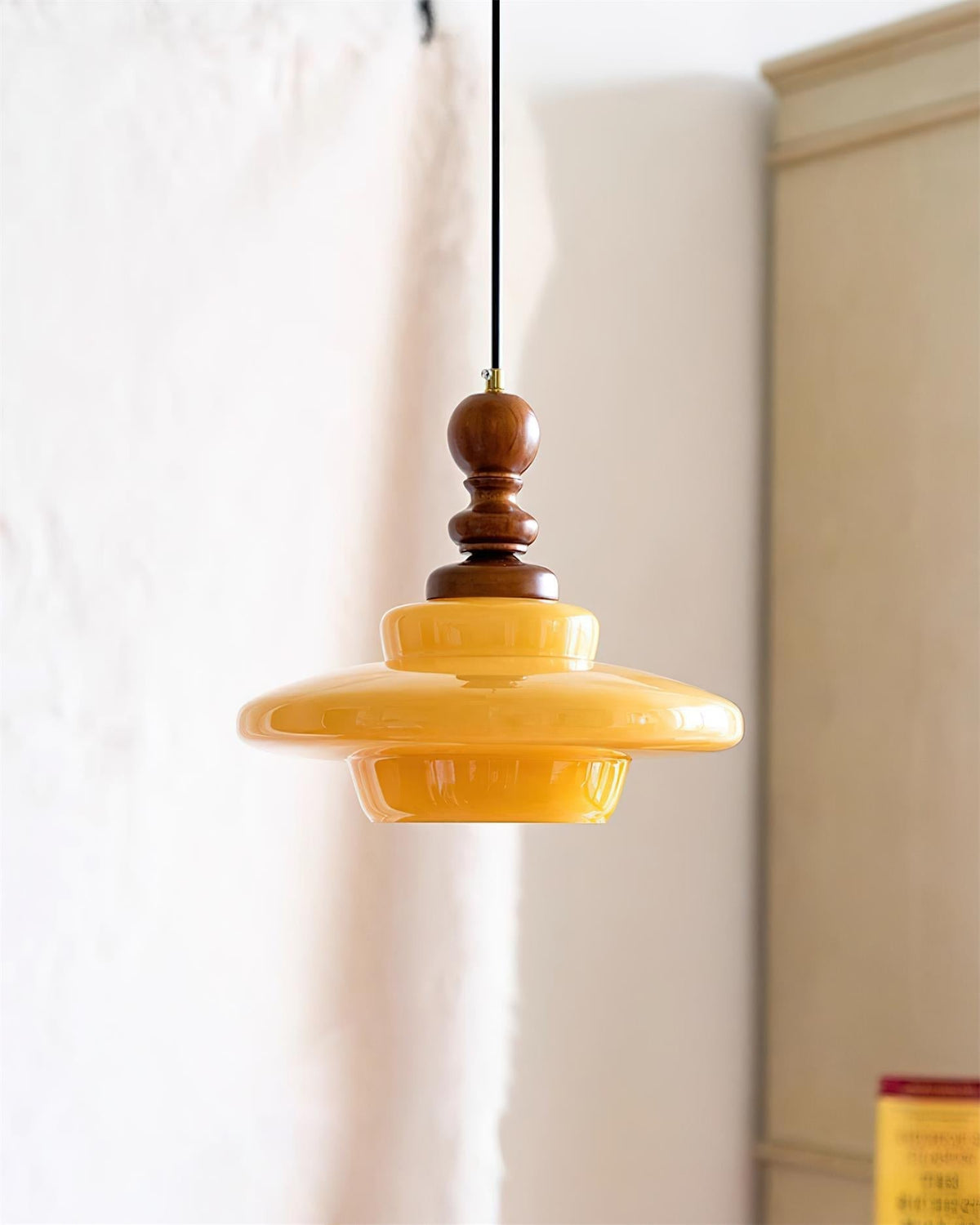 Lámpara colgante de vidrio amarillo con acento de madera de nogal