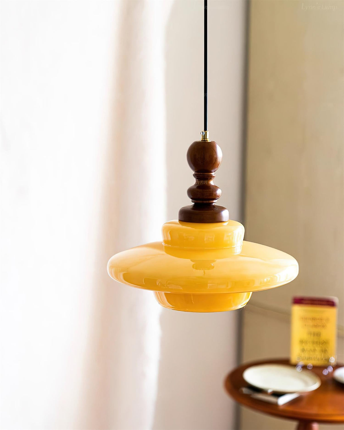 Lámpara colgante de vidrio amarillo con acento de madera de nogal