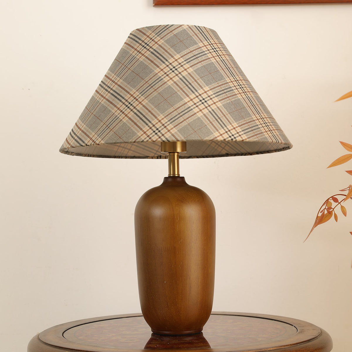 Sienna lámpara de mesa de madera y tejido clásico