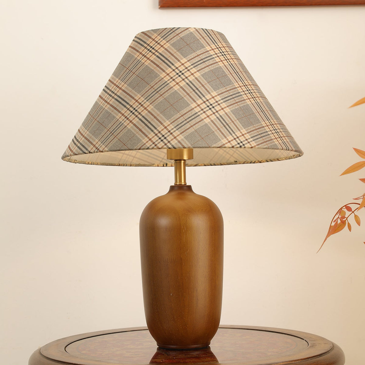 Sienna lámpara de mesa de madera y tejido clásico