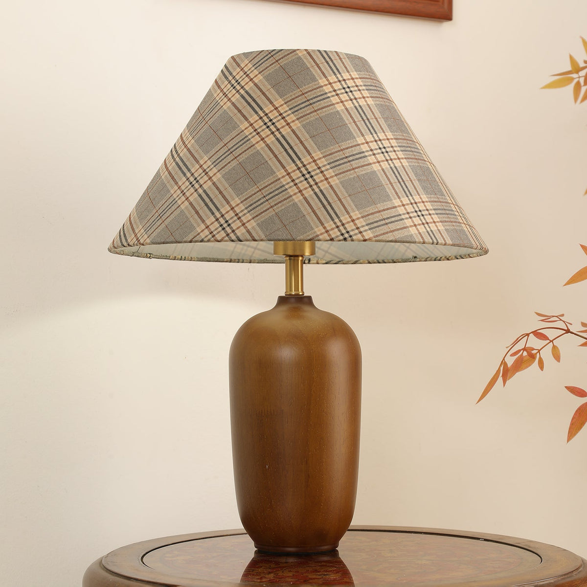 Sienna lámpara de mesa de madera y tejido clásico