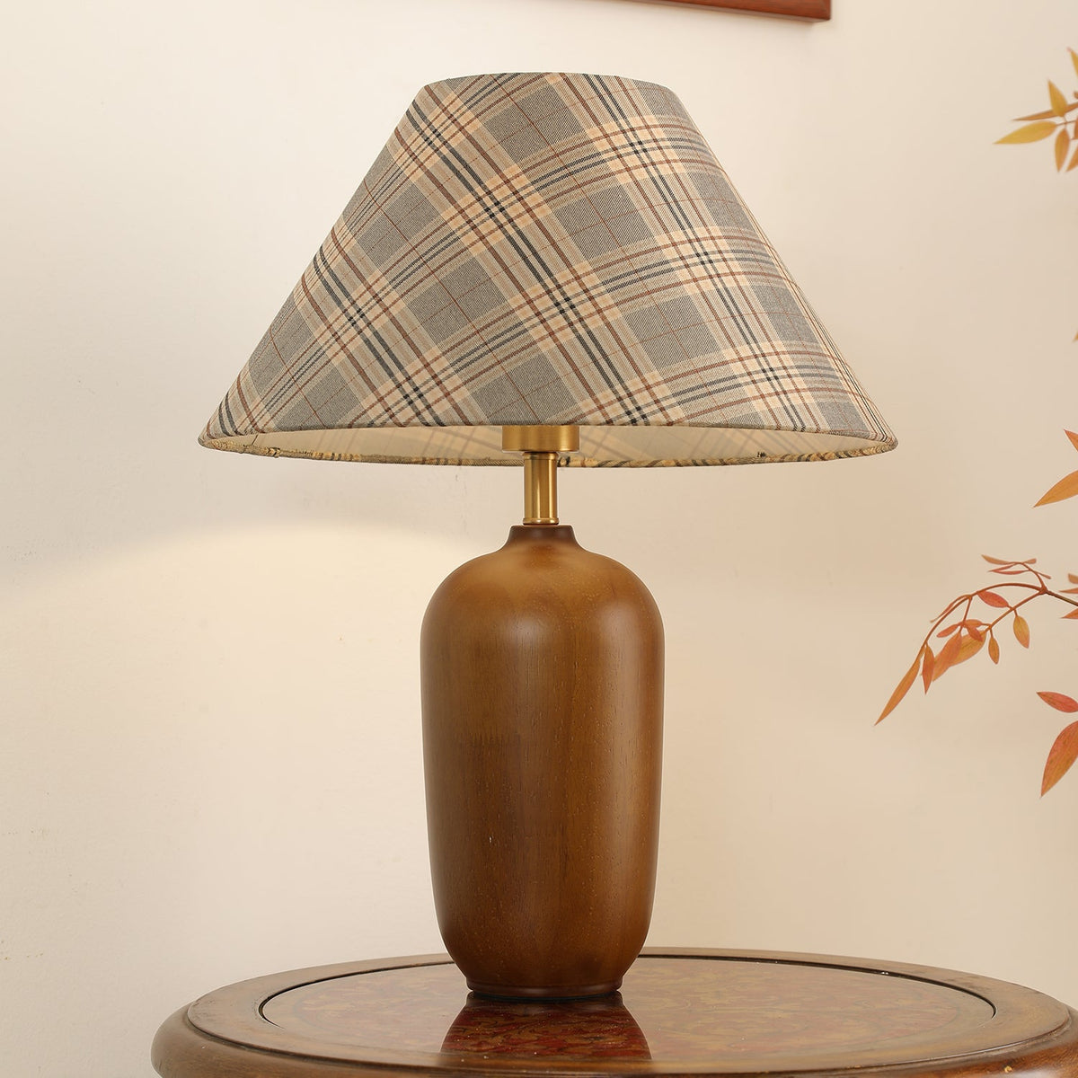 Sienna lámpara de mesa de madera y tejido clásico