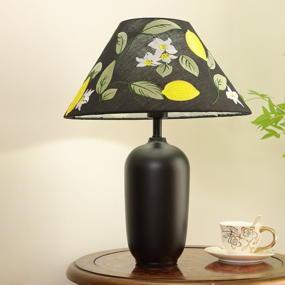 Sienna lámpara de mesa de madera y tejido clásico