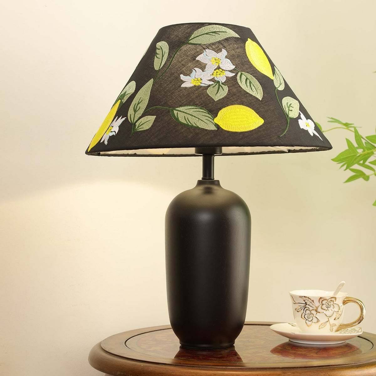 Sienna lámpara de mesa de madera y tejido clásico