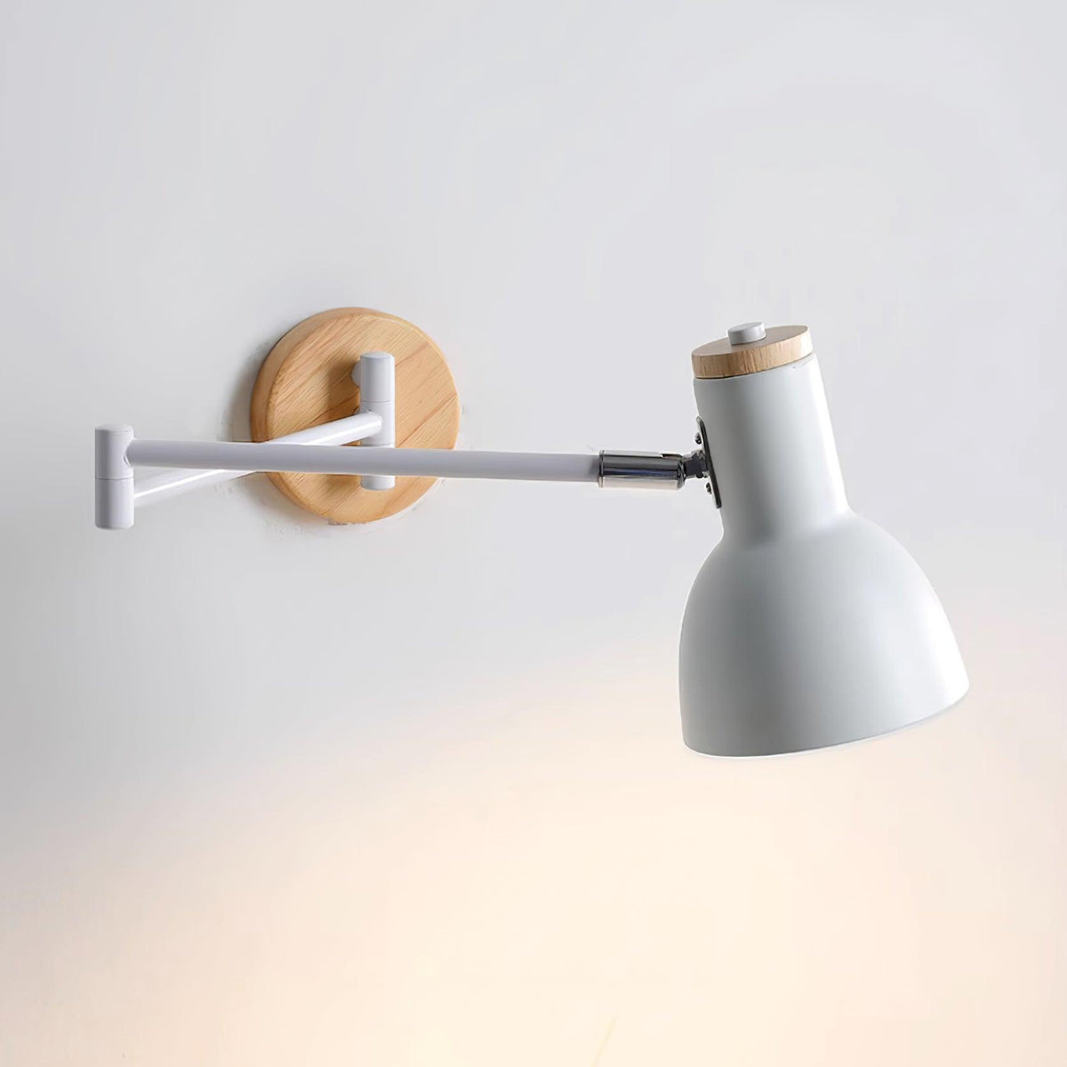 Aplique de pared moderno de madera con brazo ajustable y pantalla cónica