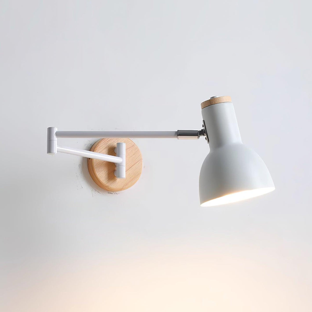 Aplique de pared moderno de madera con brazo ajustable y pantalla cónica
