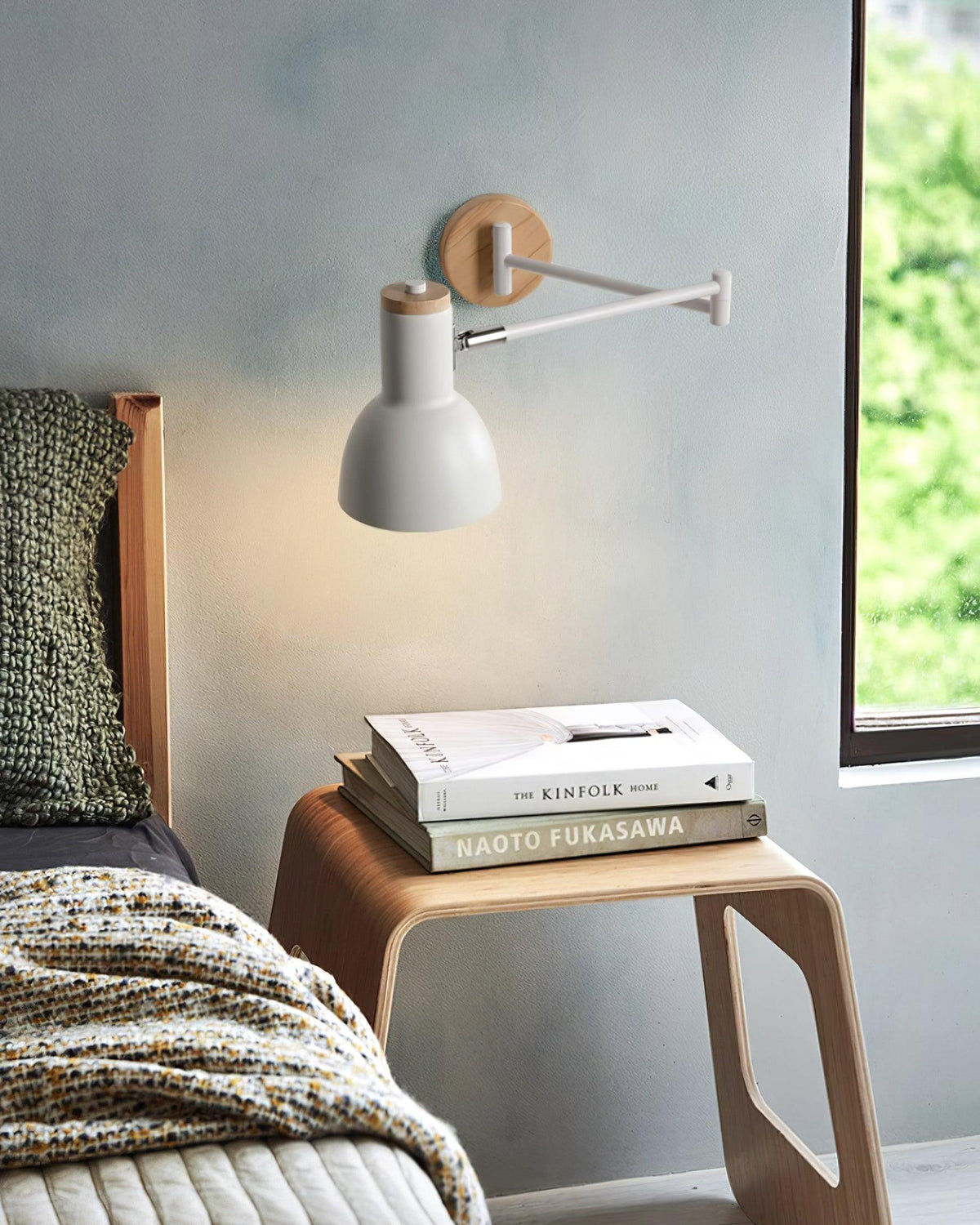 Aplique de pared moderno de madera con brazo ajustable y pantalla cónica
