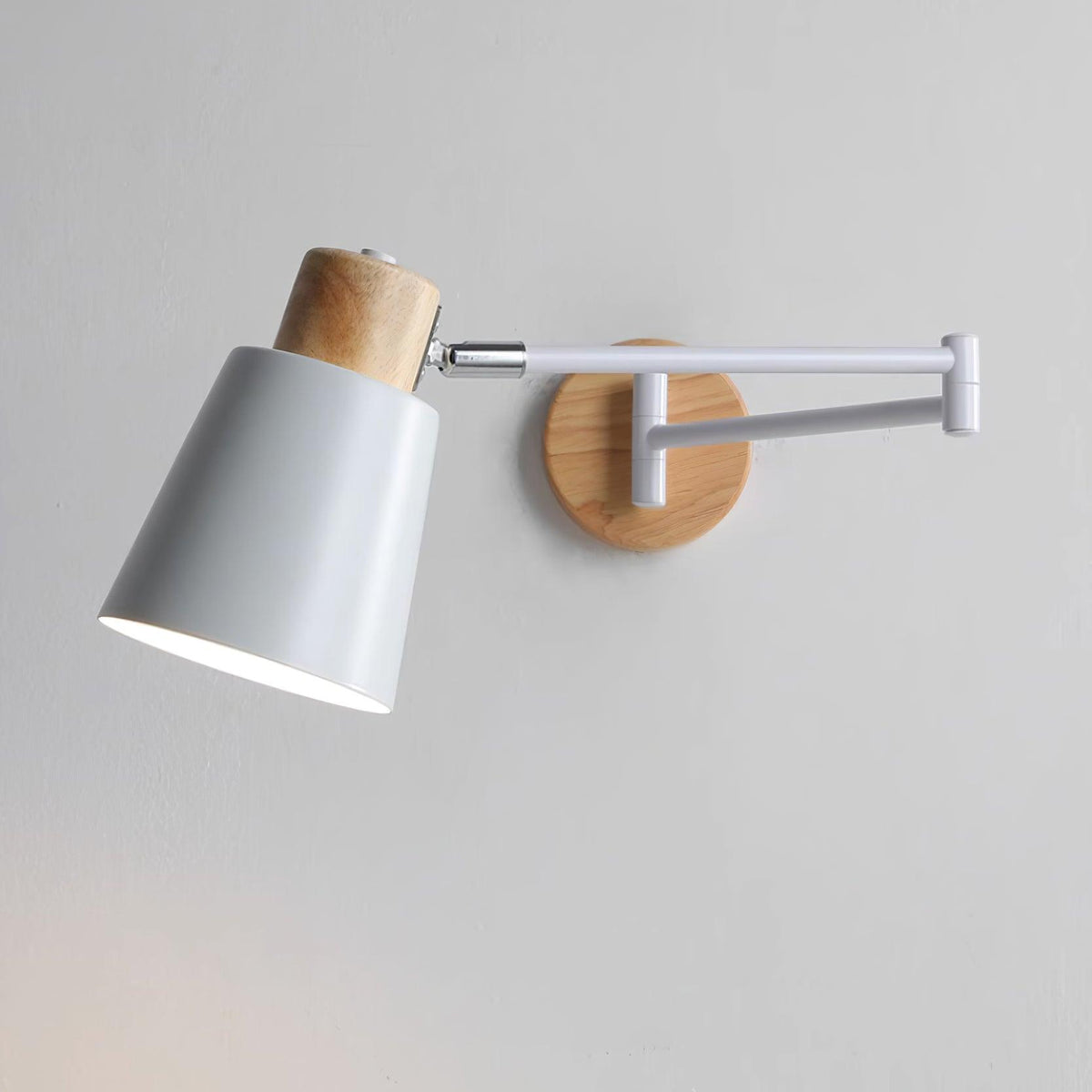 Aplique de pared moderno de madera con brazo ajustable y pantalla cónica