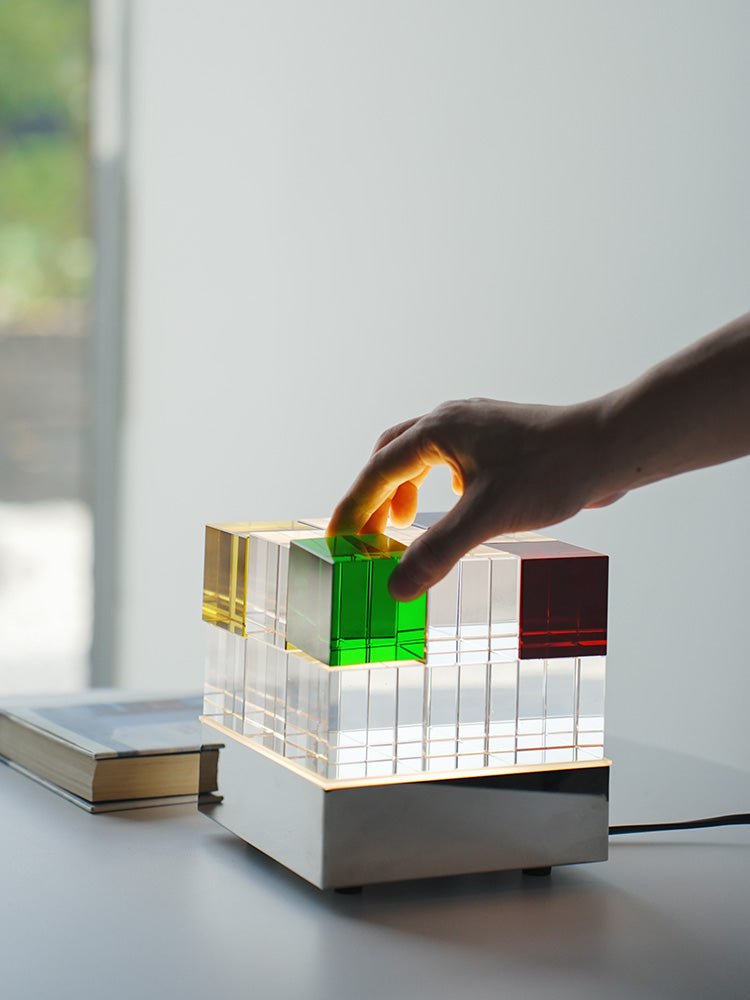 Elleryn lámpara de mesa de cristal colorido en forma de cubo