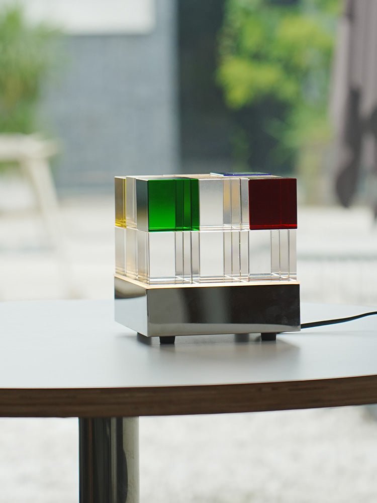Elleryn lámpara de mesa de cristal colorido en forma de cubo