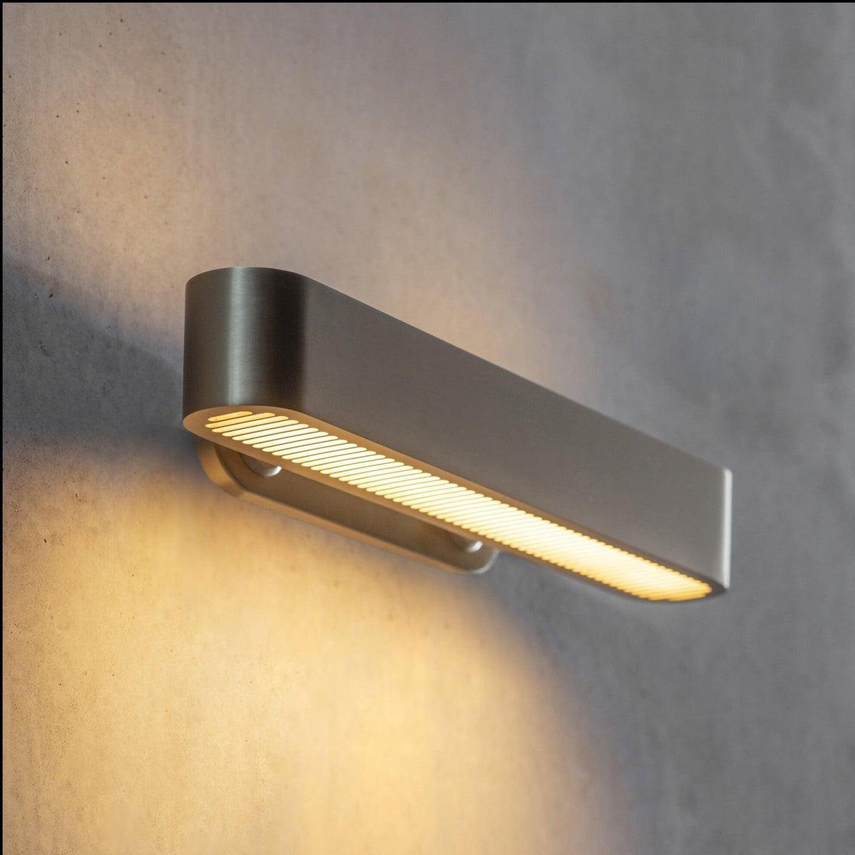 Oriararia aplique de pared latón rejilla ranurada